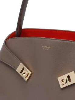 Abbraccia la borsa a tracolla