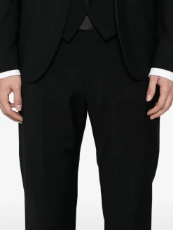 Abito nero con giacca e pantaloni