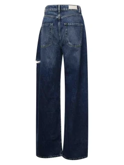 Dettagli ritagliati dei jeans di papavero