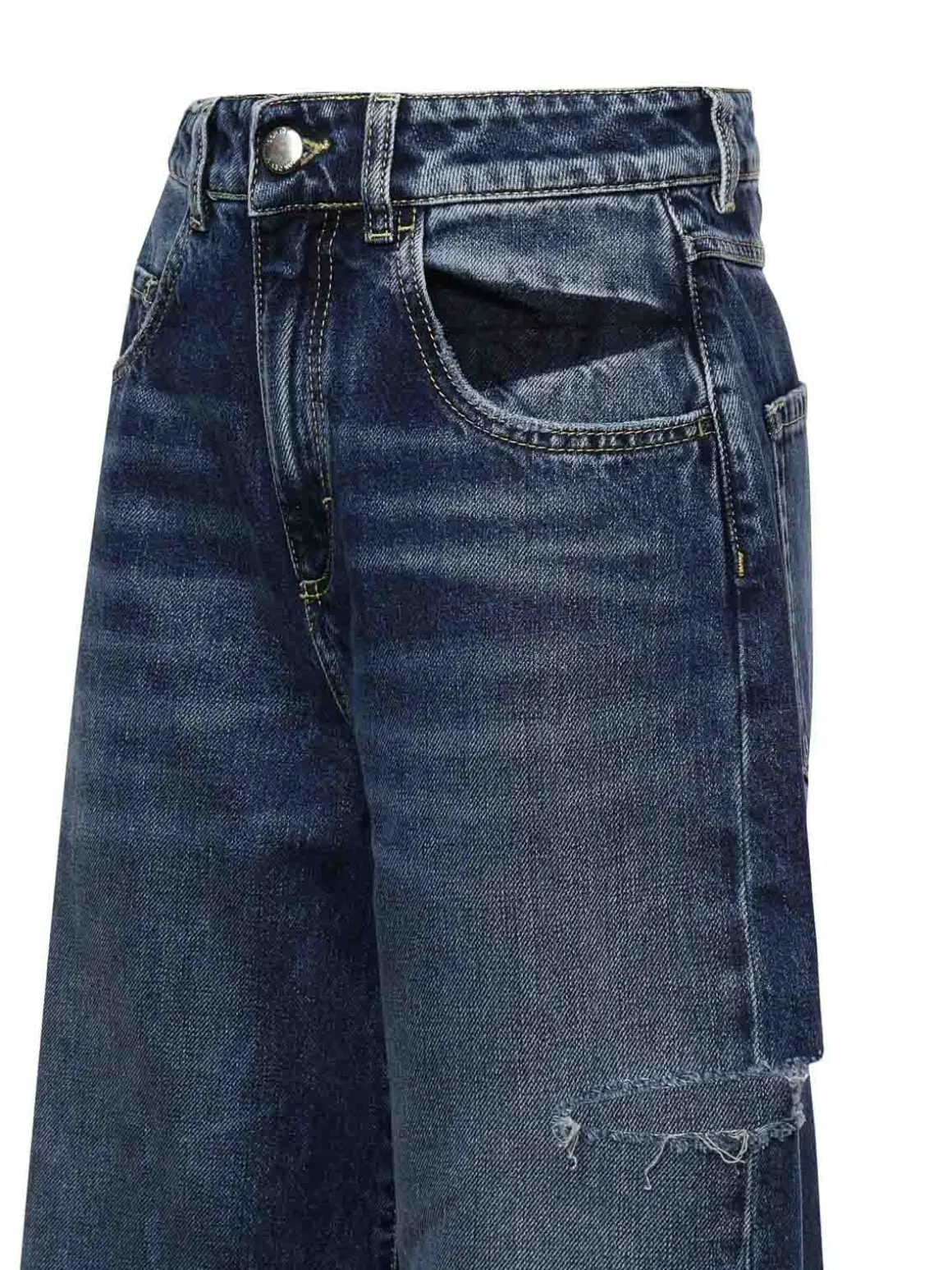 Dettagli ritagliati dei jeans di papavero
