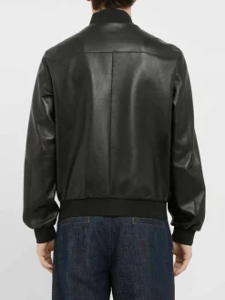 Giacca in pelle nera con chiusura a zip