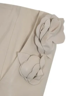 Gonna in pelle con applicazioni floreali