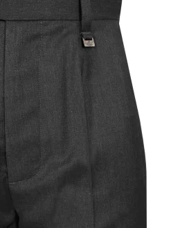 I pantaloni di Ray svasarono