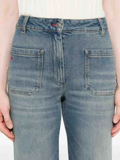 Jeans allungati con patch logo