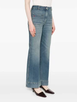 Jeans allungati con patch logo