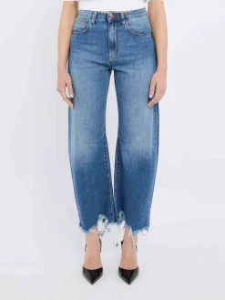 Jeans in denim blu con orlo sfilacciato