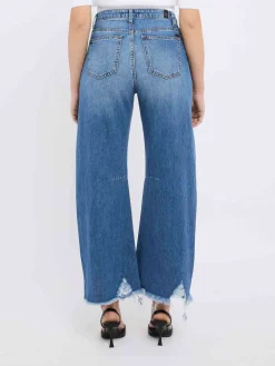 Jeans in denim blu con orlo sfilacciato