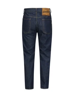 Jeans in denim in forma libera
