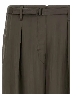 Pantaloni allacciati