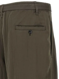 Pantaloni allacciati
