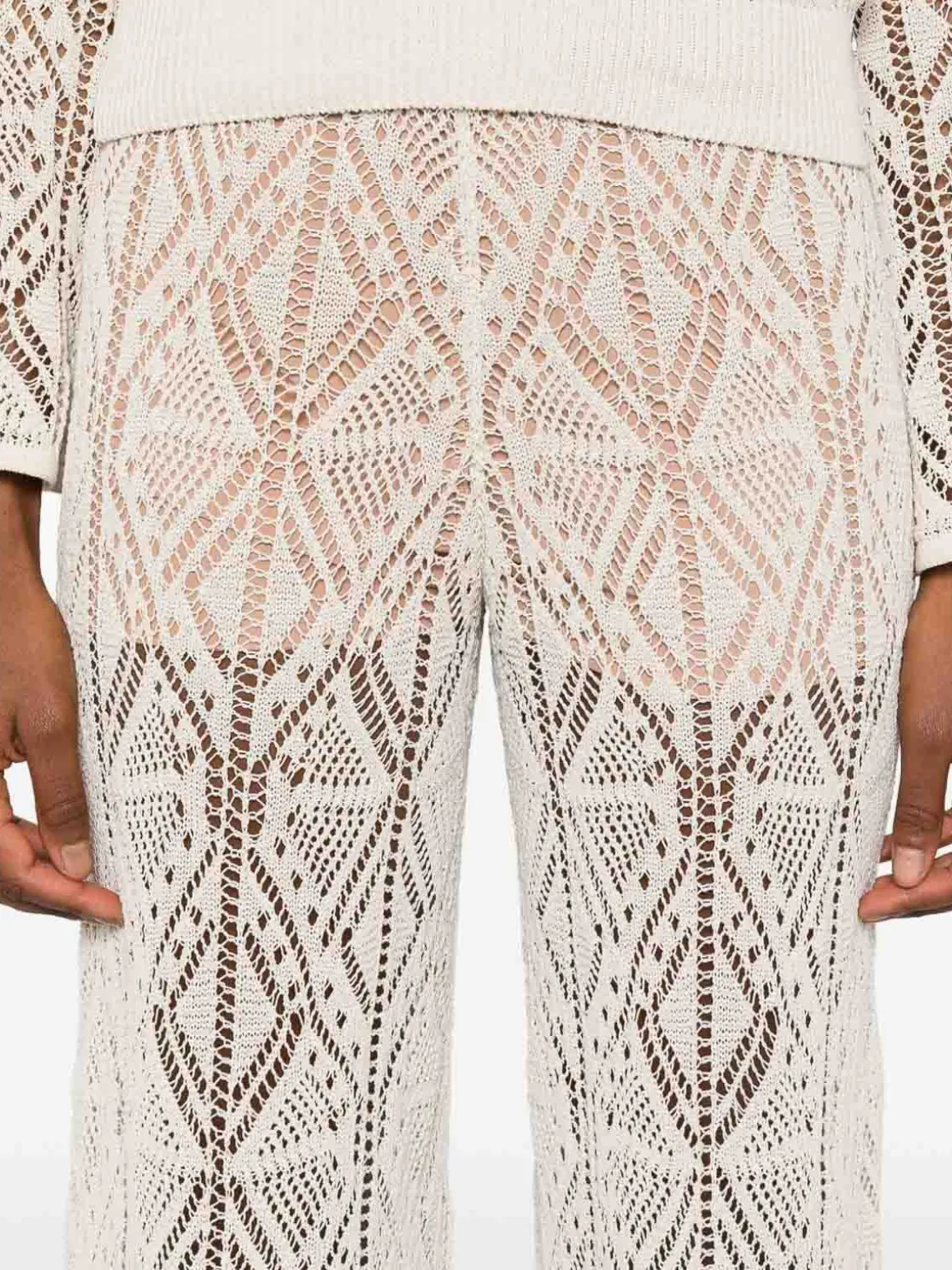 Pantaloni perforati