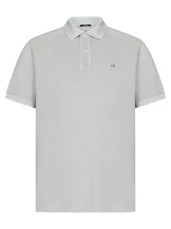 Polo grigio chiaro nella camicia