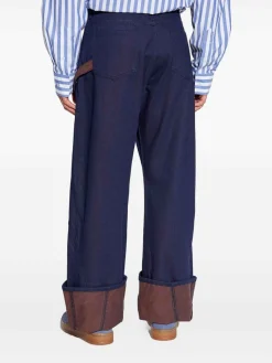 Presentare jeans contorti contorti