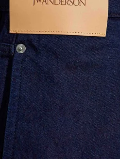 Presentare jeans contorti contorti