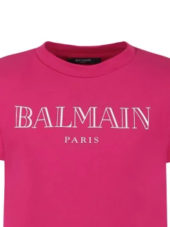 Ragazze vestite Fucsia e allungamento