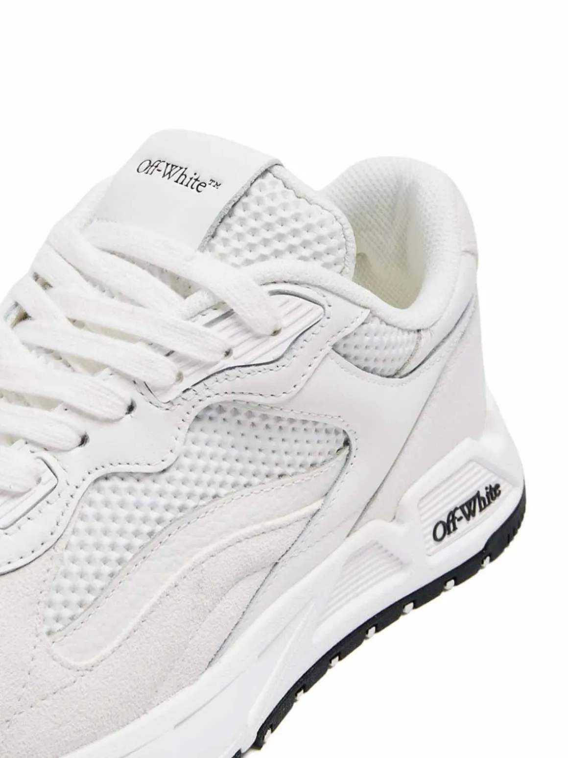 Scarpe allacciate
