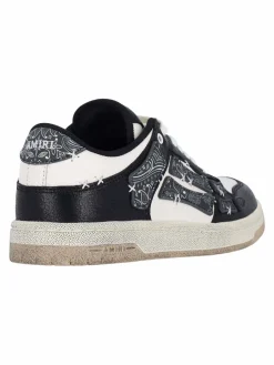 Sneaker in basso