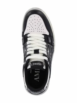 Sneaker in basso