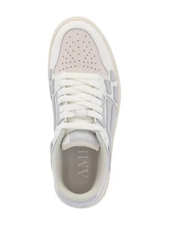 Sneaker in basso