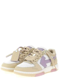 Sneaker sfuggite dall'ufficio