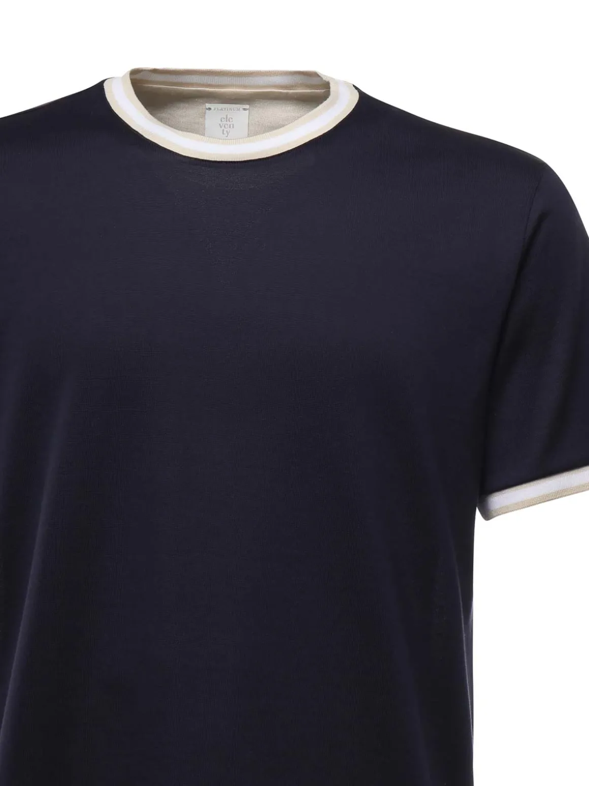 T-shirt con dettagli contrastanti