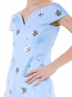 Vestito abbellito con paillettestri